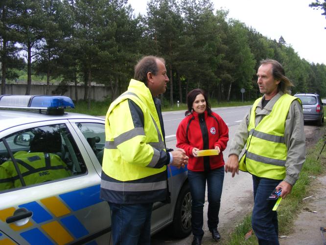 Dopravní policisté a kontrola autolékárniček .JPG