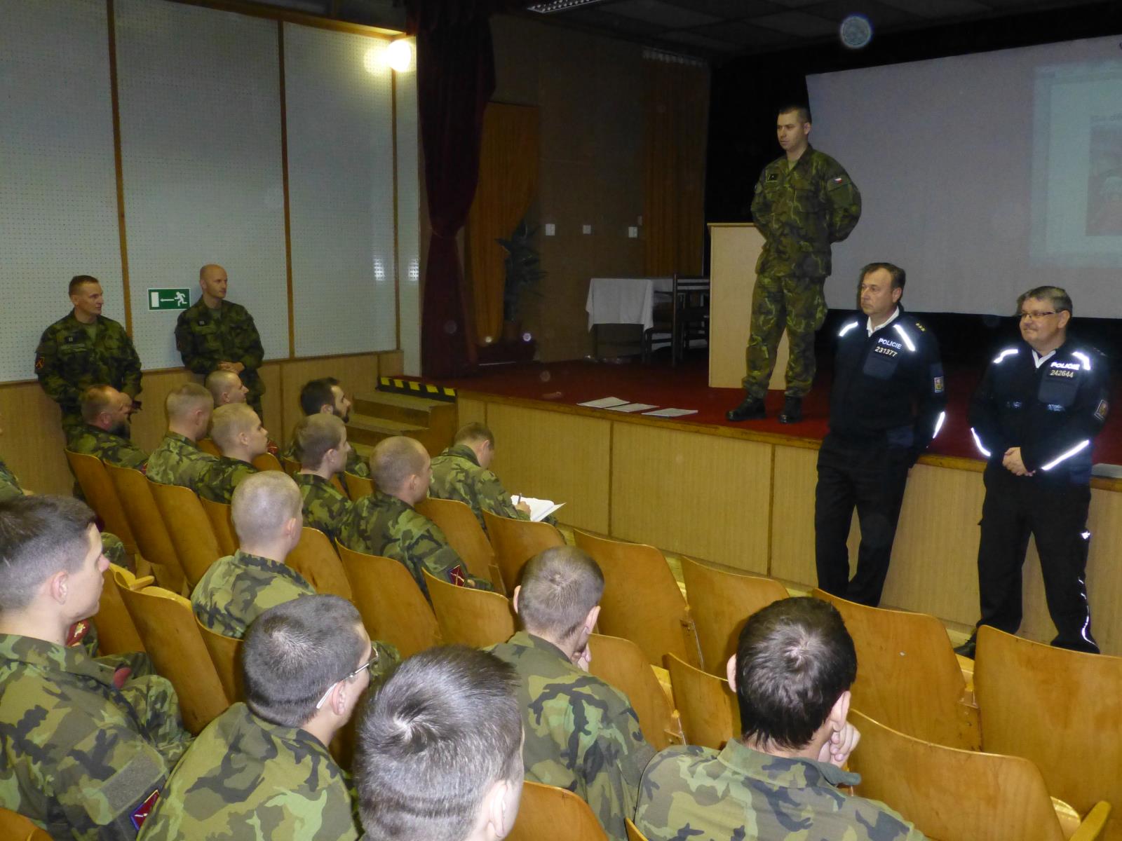Dopravní policisté besedovali s vojáky