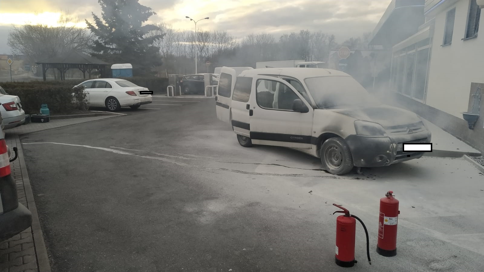 Dopravní policisté uhasili hořící vozidlo