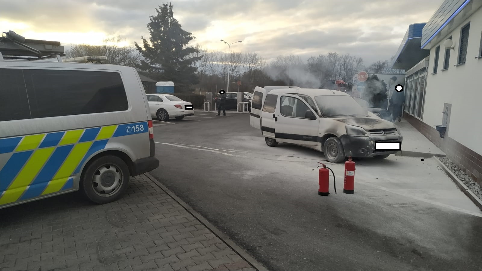 Dopravní policisté uhasili hořící vozidlo