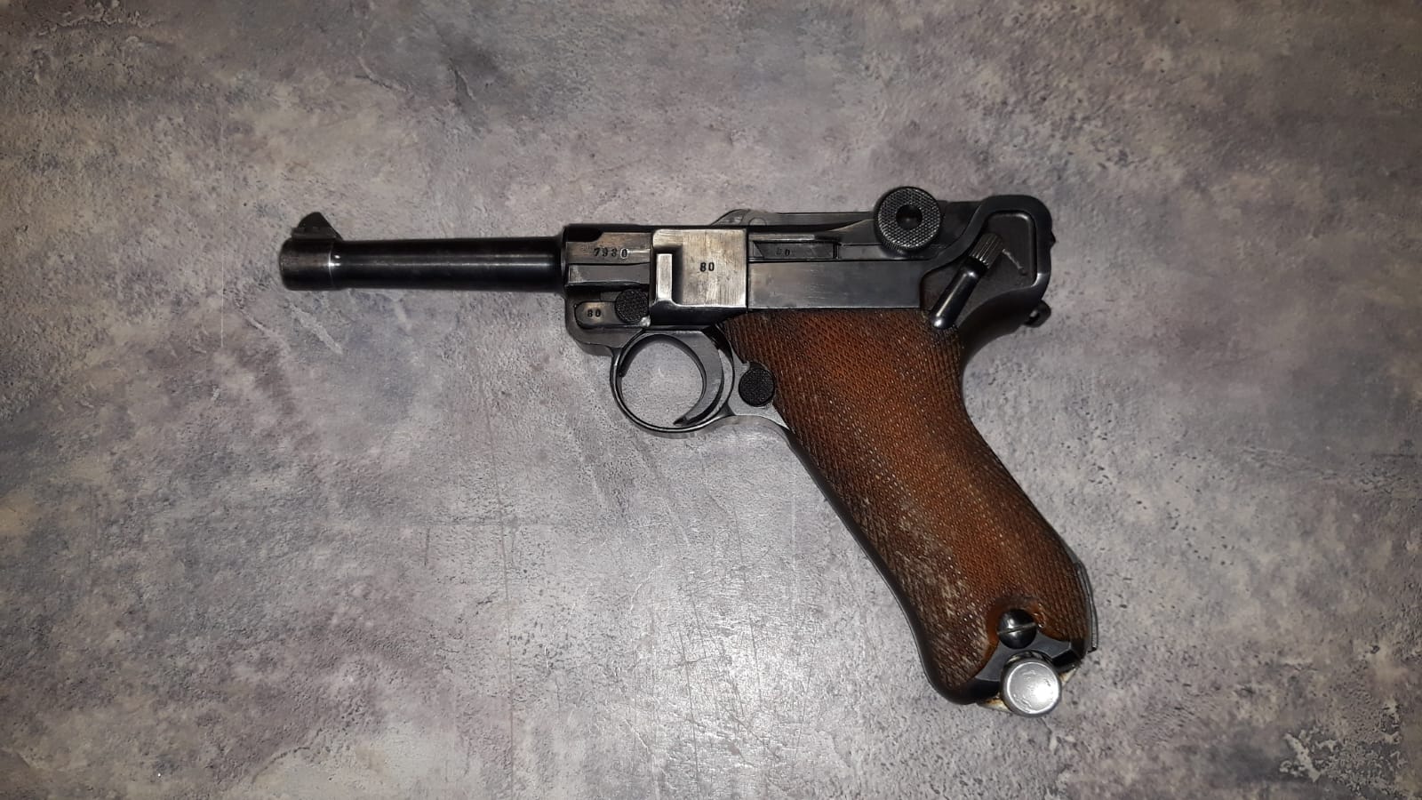Foto PČR 2 - pistole samonabíjecí výrobce Mauser, model P08.jpg