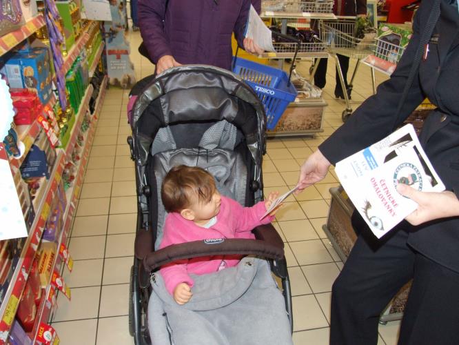 Foto PČR z preventiví akce "Obezřetnost se vyplatí"