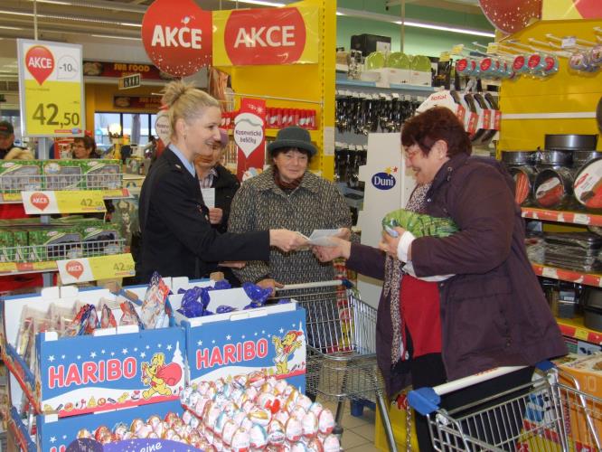 Foto PČR z preventiví akce "Obezřetnost se vyplatí"