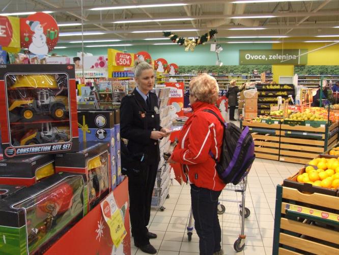 Foto PČR z preventiví akce "Obezřetnost se vyplatí"