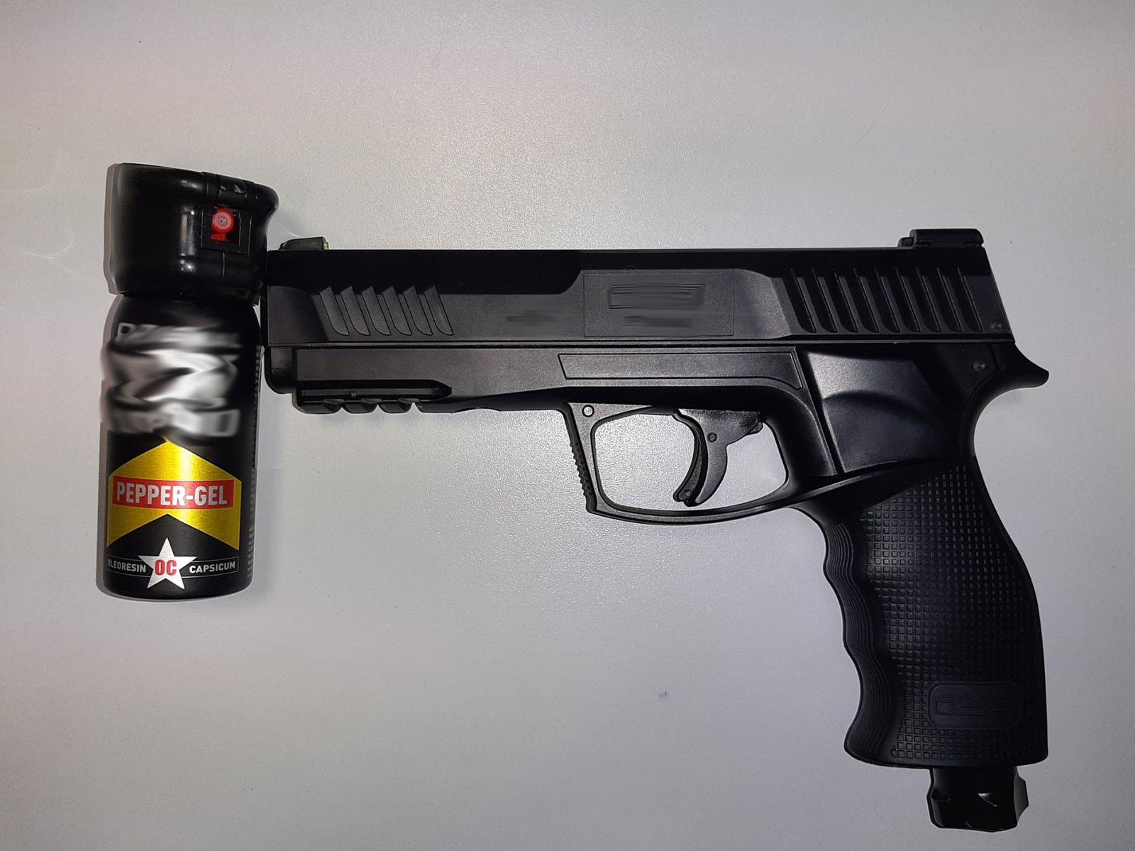 Foto č. 1 - Zbraň a pepřový sprej.jpg
