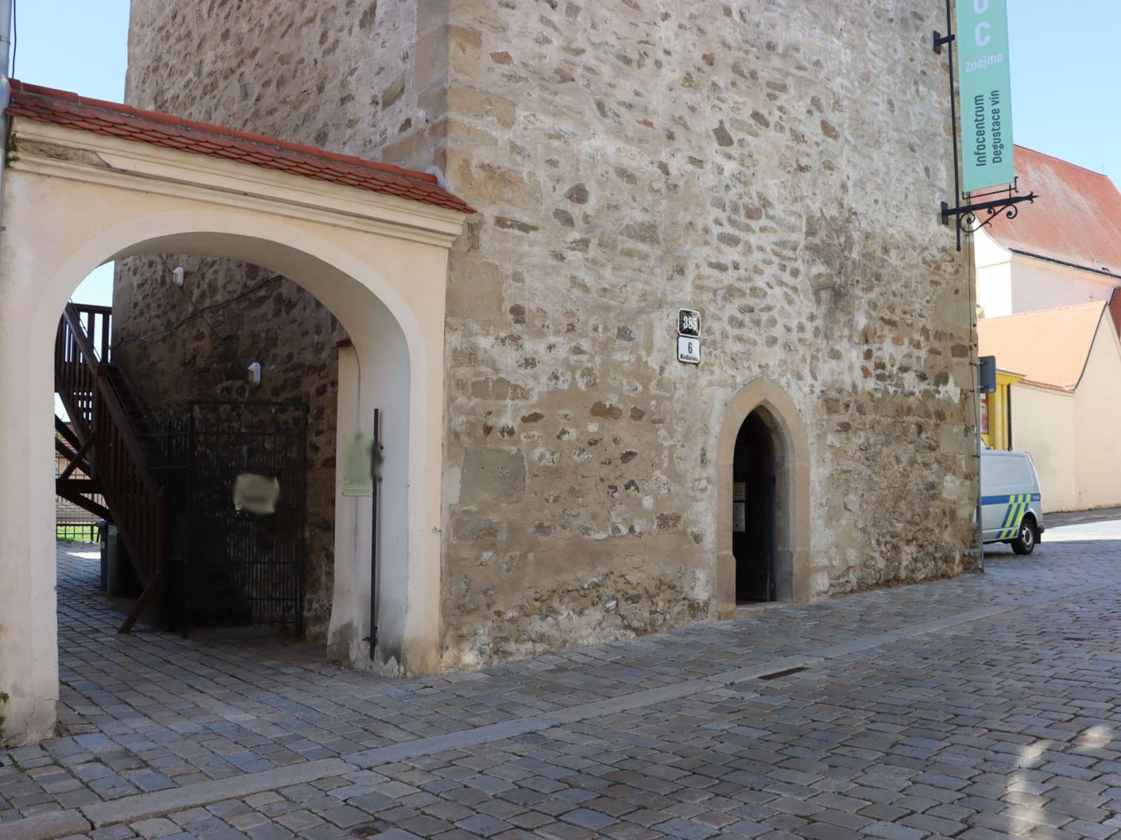 Foto č. 3 - Brána.jpg