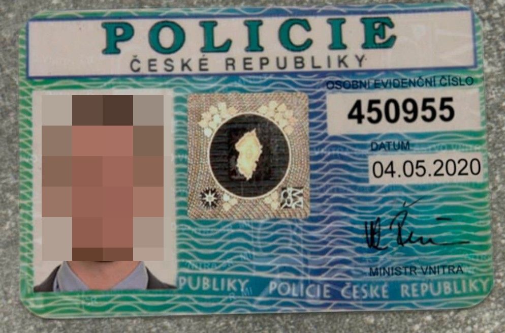 Foto průkazu falešného policisty_1.jpg