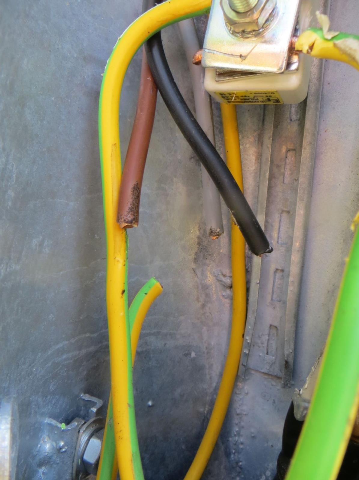 Fotografie poškození svorkovnice VO