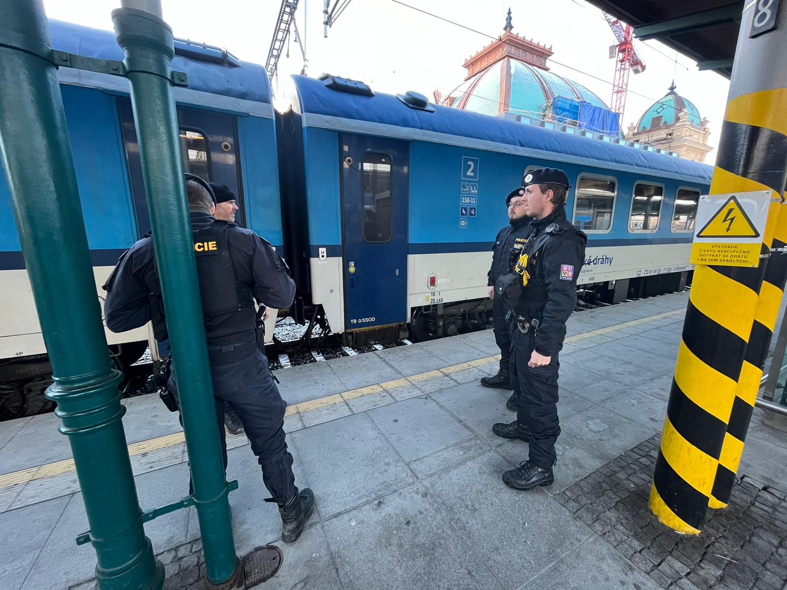 Fotografie z kontrol (číslo 3 policista s heart beat detectorem)
