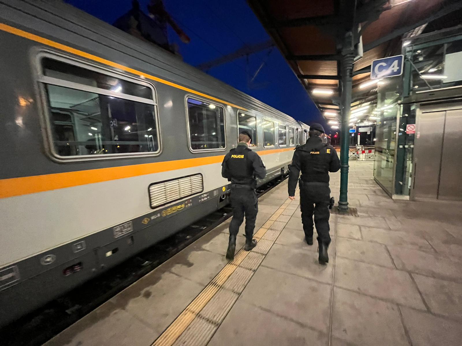 Fotografie z kontrol (číslo 3 policista s heart beat detectorem)
