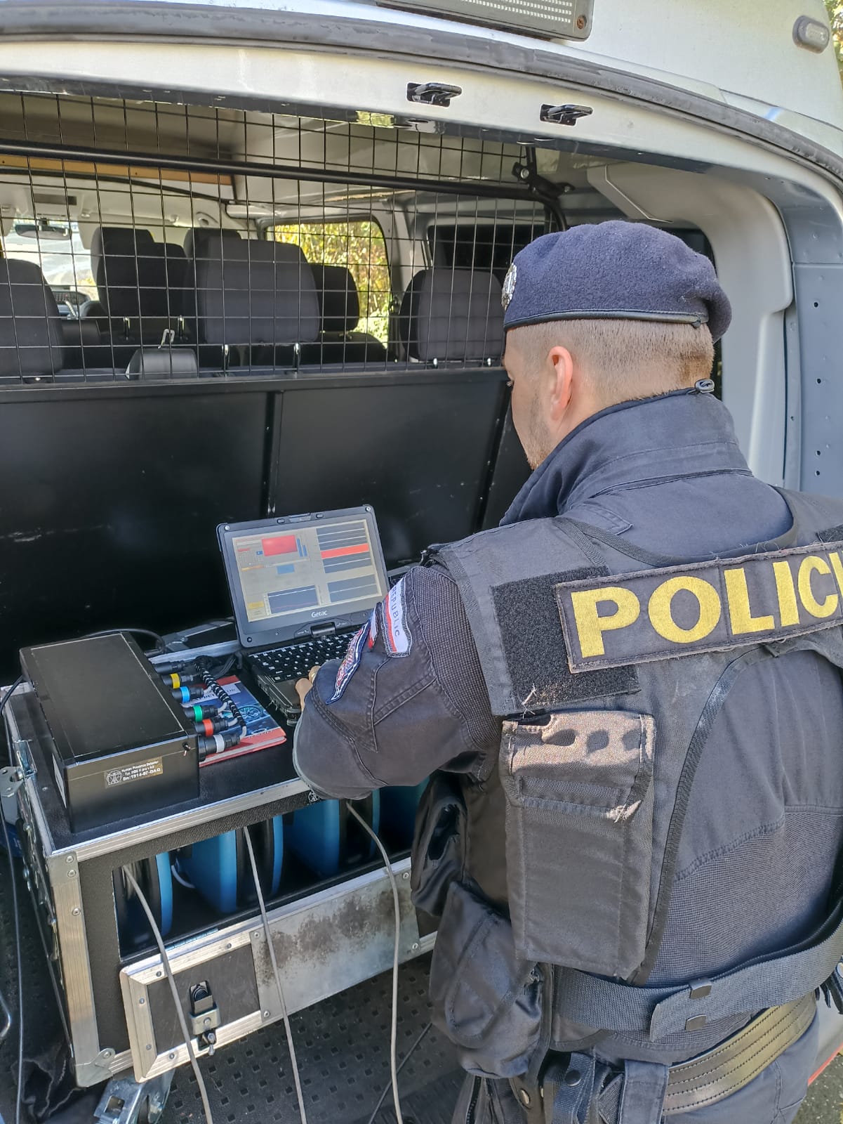 Fotografie z kontrol (číslo 3 policista s heart beat detectorem)