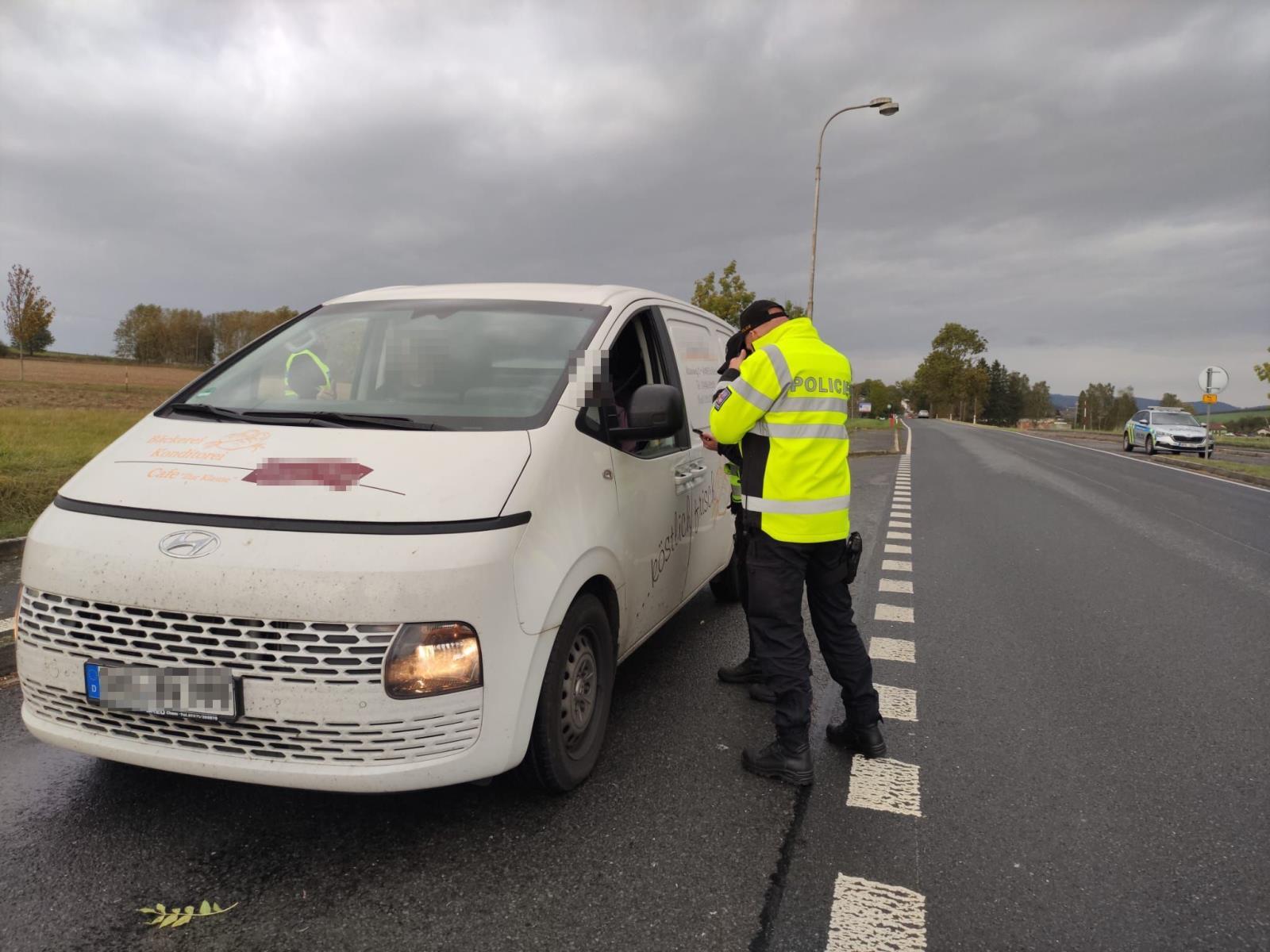 Fotografie z kontrol (číslo 3 policista s heart beat detectorem)