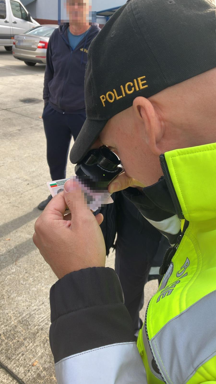 Fotografie z kontrol (číslo 3 policista s heart beat detectorem)