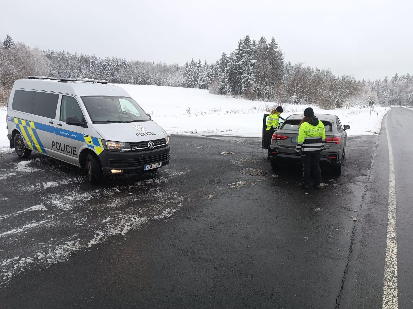 Fotografie z kontrol (číslo 3 policista s heart beat detectorem)