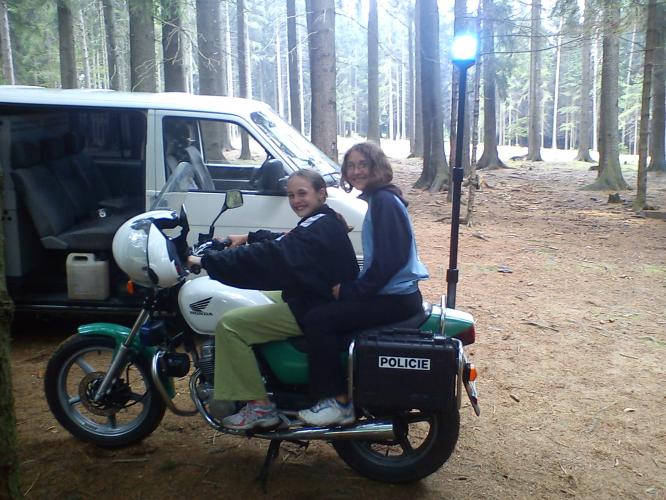 H) policejní motocykl měl úspěch