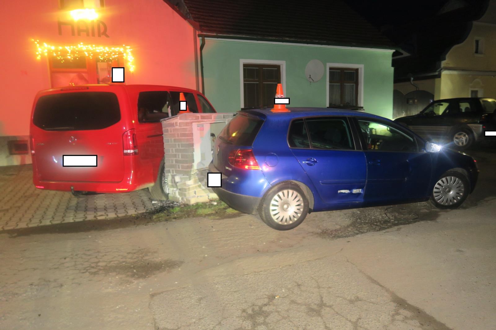 Havarovaná vozidla a poškození plyn. rozvadeče.JPG