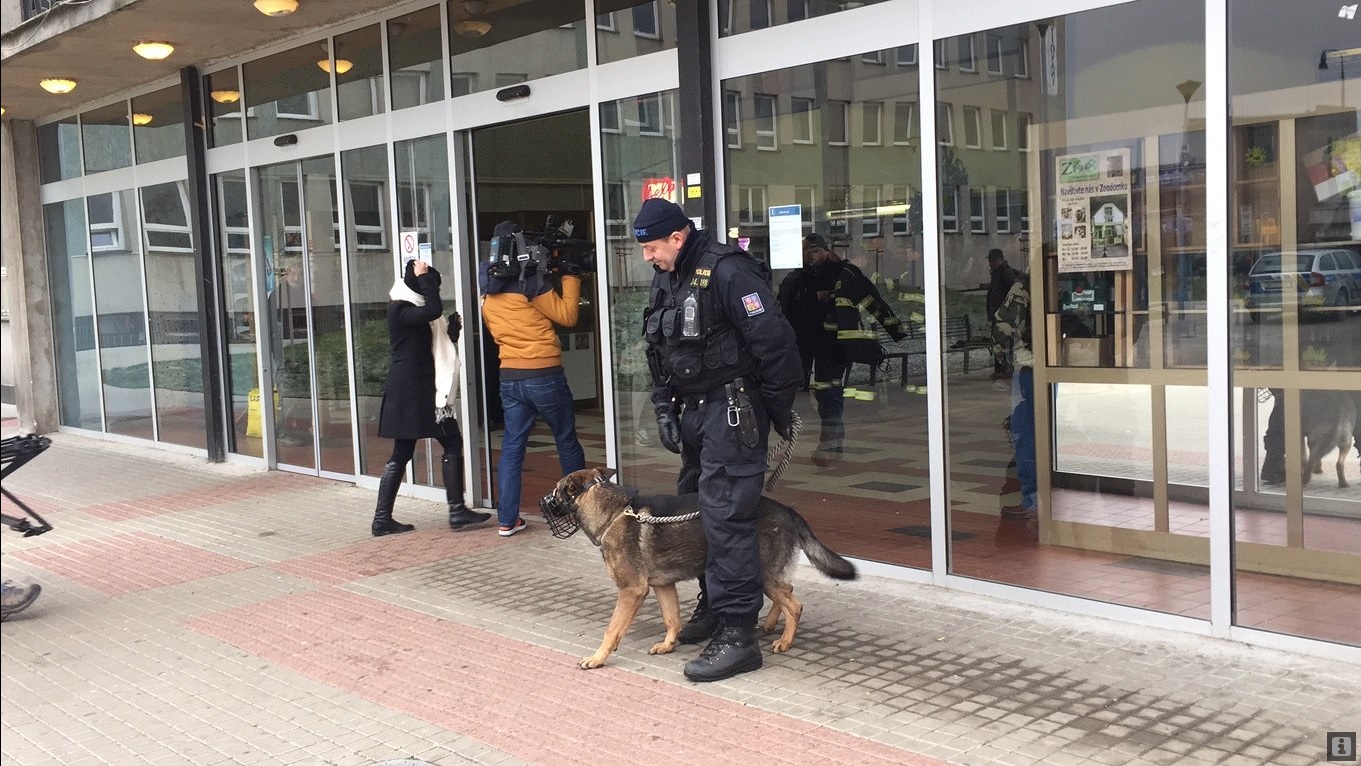 Hrozba bombou zastavila vlak v Berouně. 