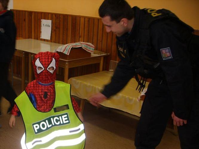 I z akčního hrdiny se stal na moment policista