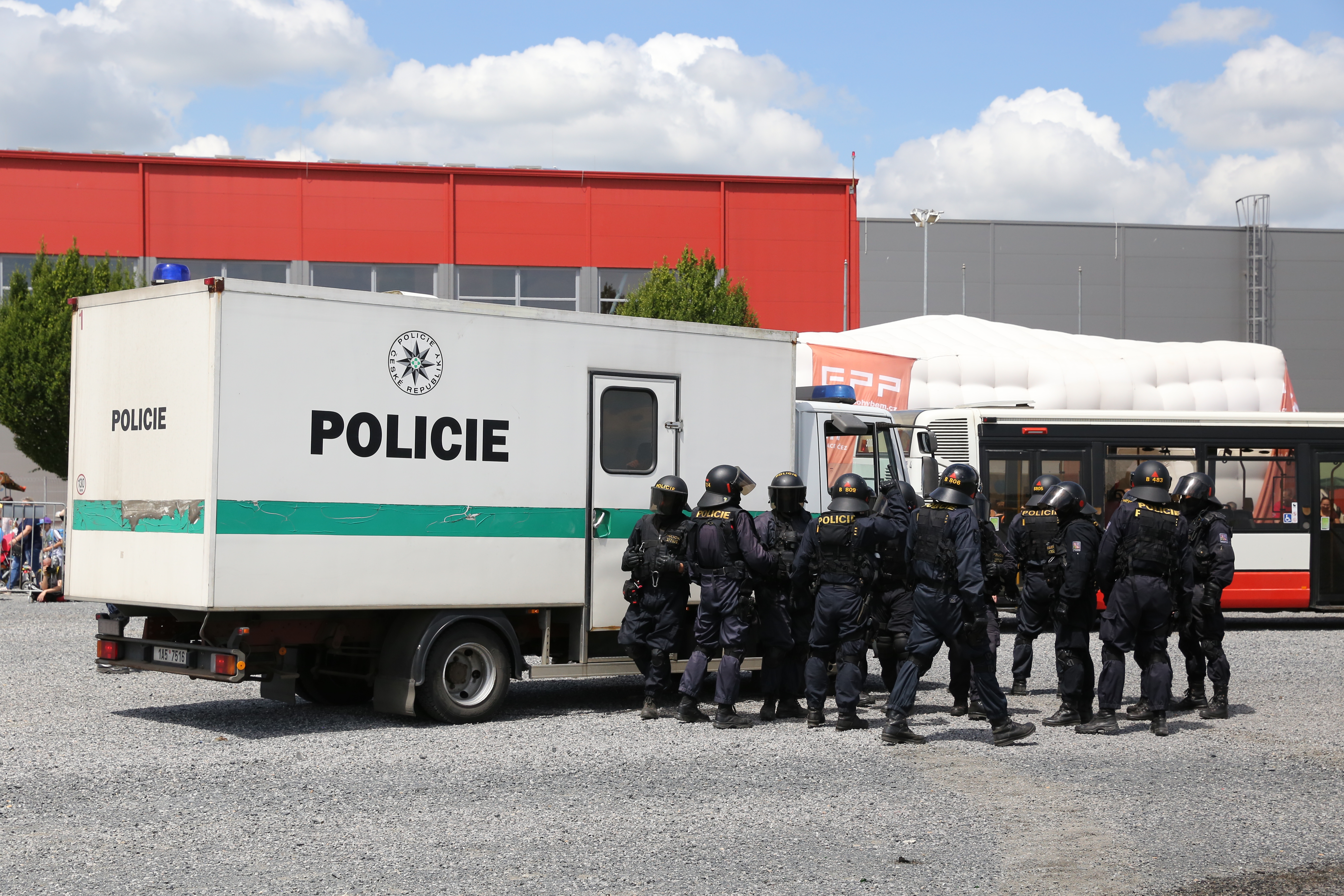 IX. DEN S POLICIÍ - 38