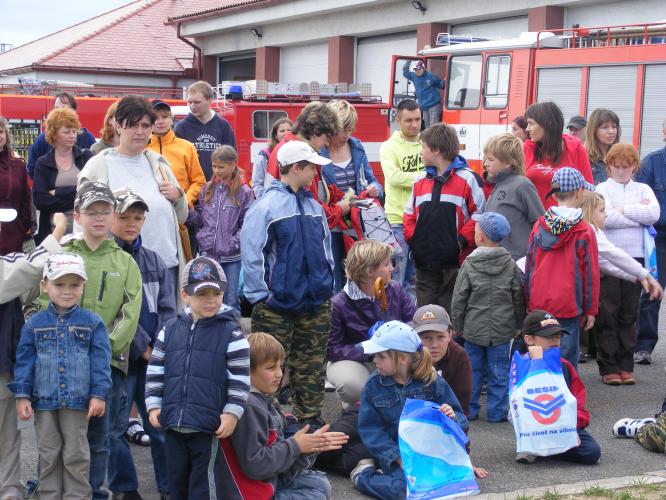 IZS Dačice - děti a rodiče na preventivně- prezentační akci.jpg