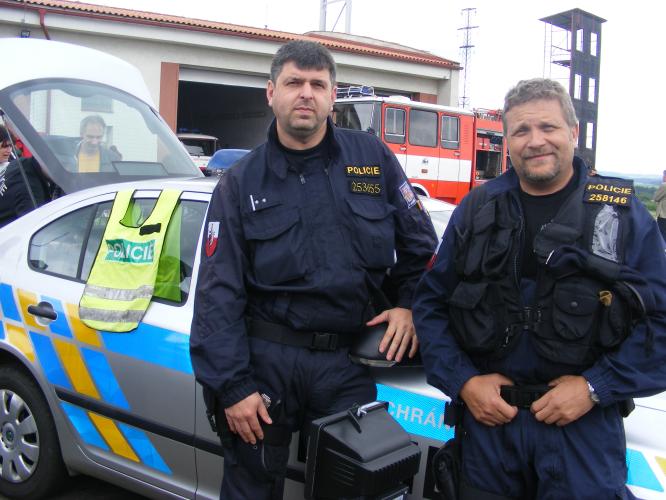 IZS Dačice  - policisté OOP Dačice předvedli také výstroj pořádkové jednotky.jpg