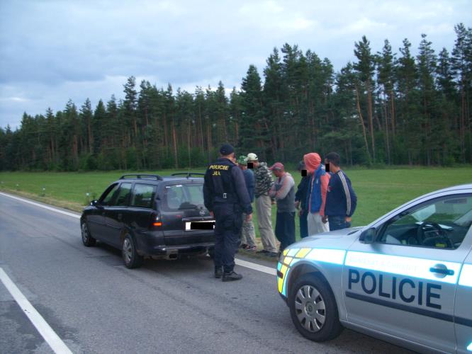 J.Hradec - Policisté kontrolovali mládež i řidiče pod vlivem alkoholu či drog.JPG