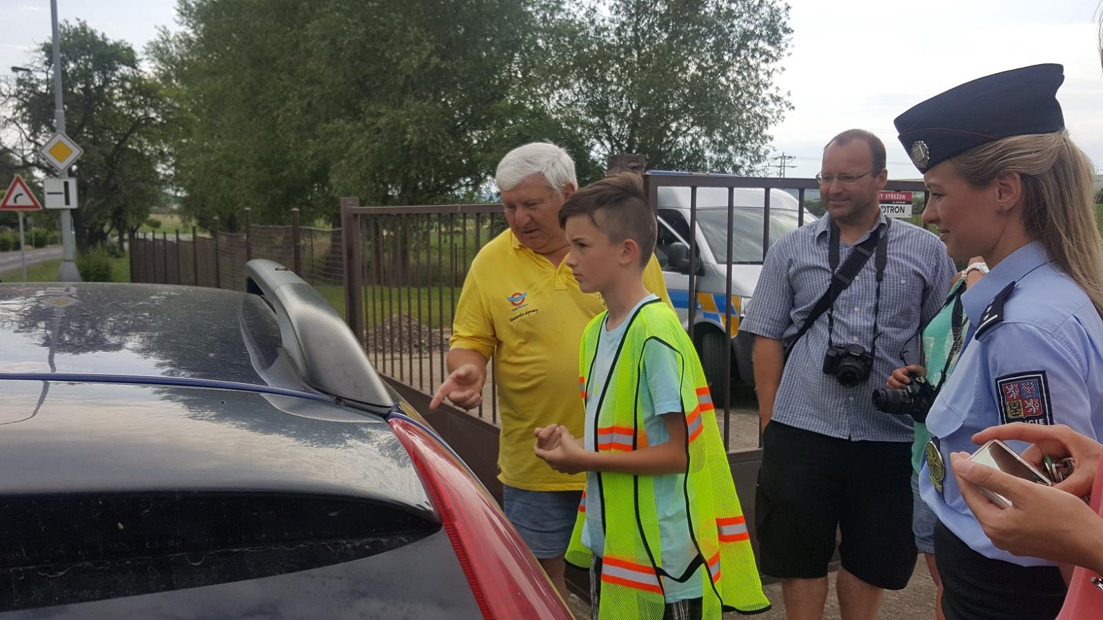 Jan Pechout z BESIPu vysvětluje dětem chyby, kterých se dopustila jedna z řidiček