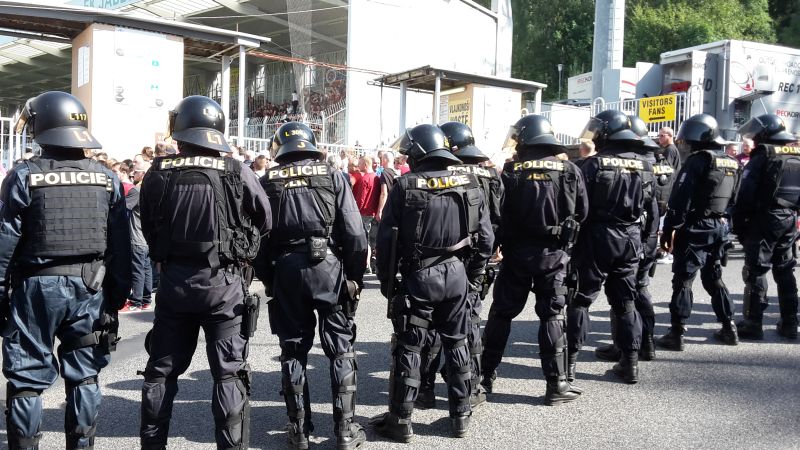 KPJ před stadionem s fanoušky Sparty 6