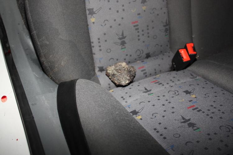 Kámen, který zanechal útočník ve vozidle