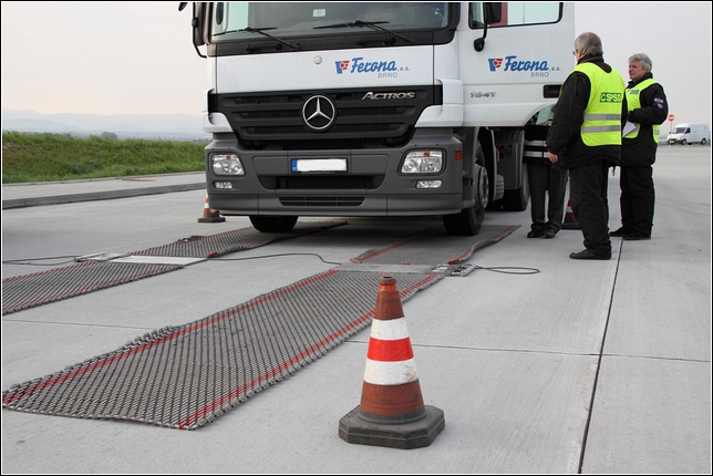 Kamion vjíždí na váhu.JPG