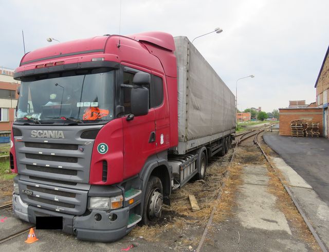 Kamion na kolejích Otrokovice - 3.JPG