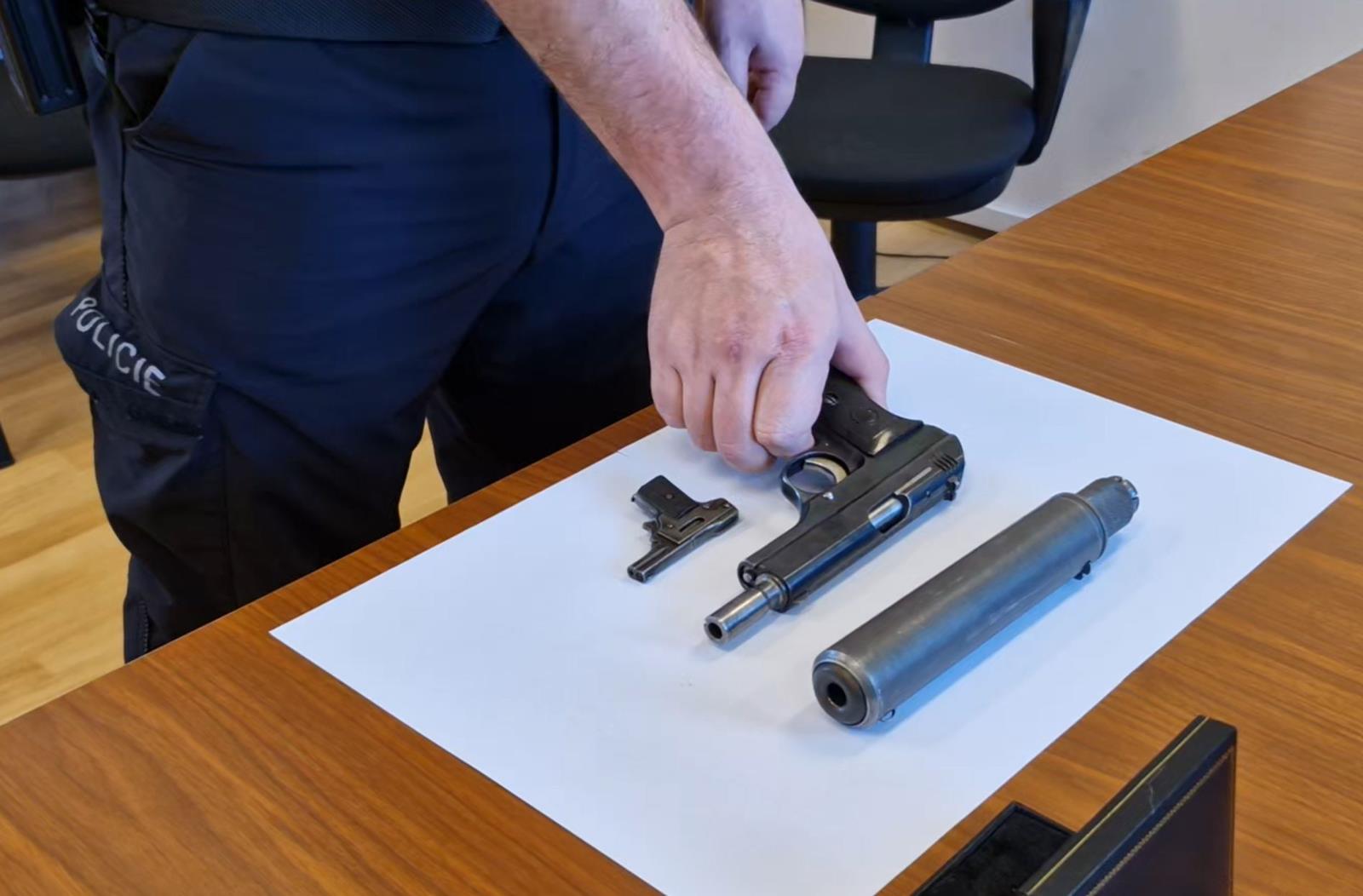 Kolibri a pistole vz. 27 s tlumičem (3).jpg