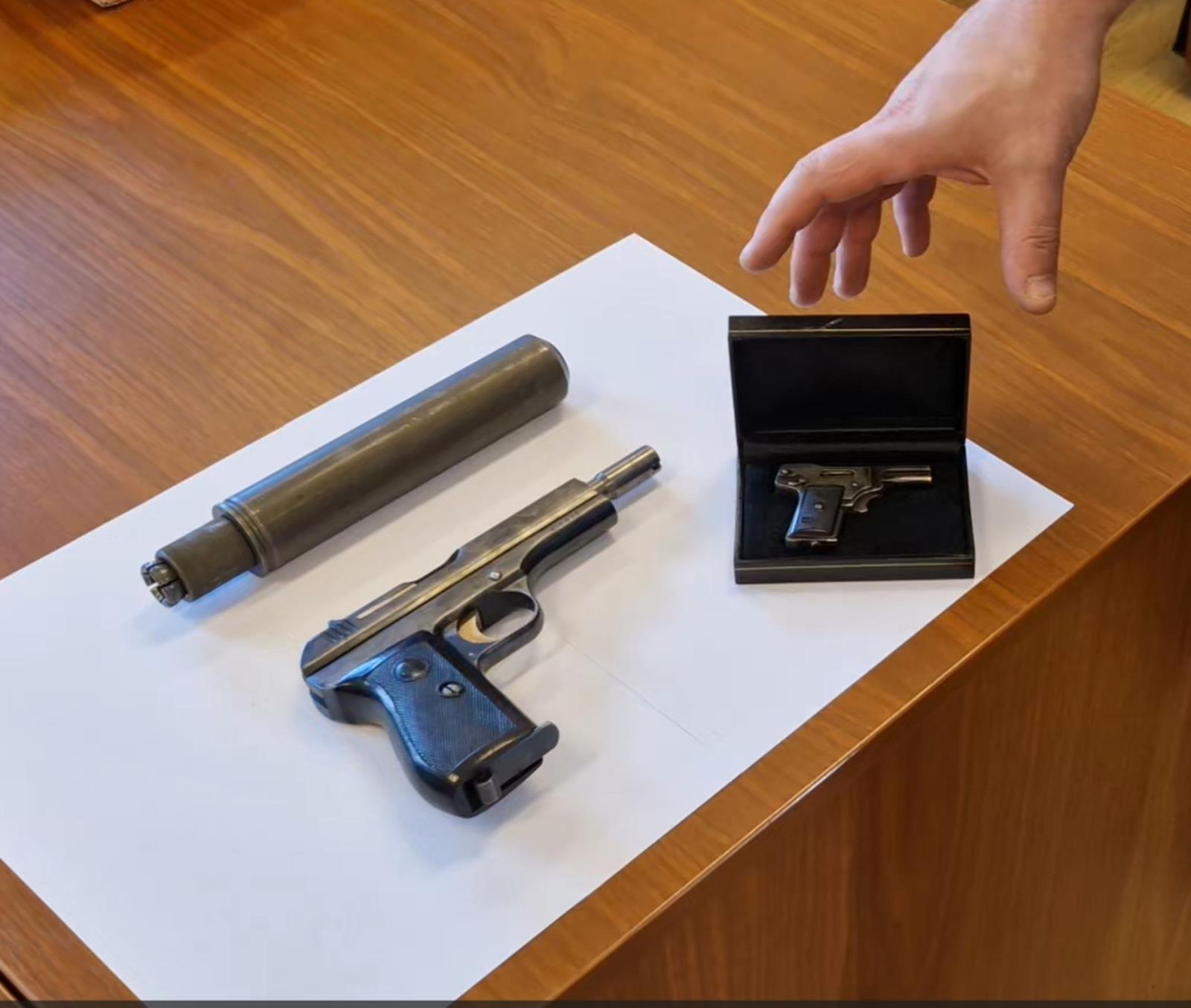 Kolibri a pistole vz. 27 s tlumičem (2).jpg