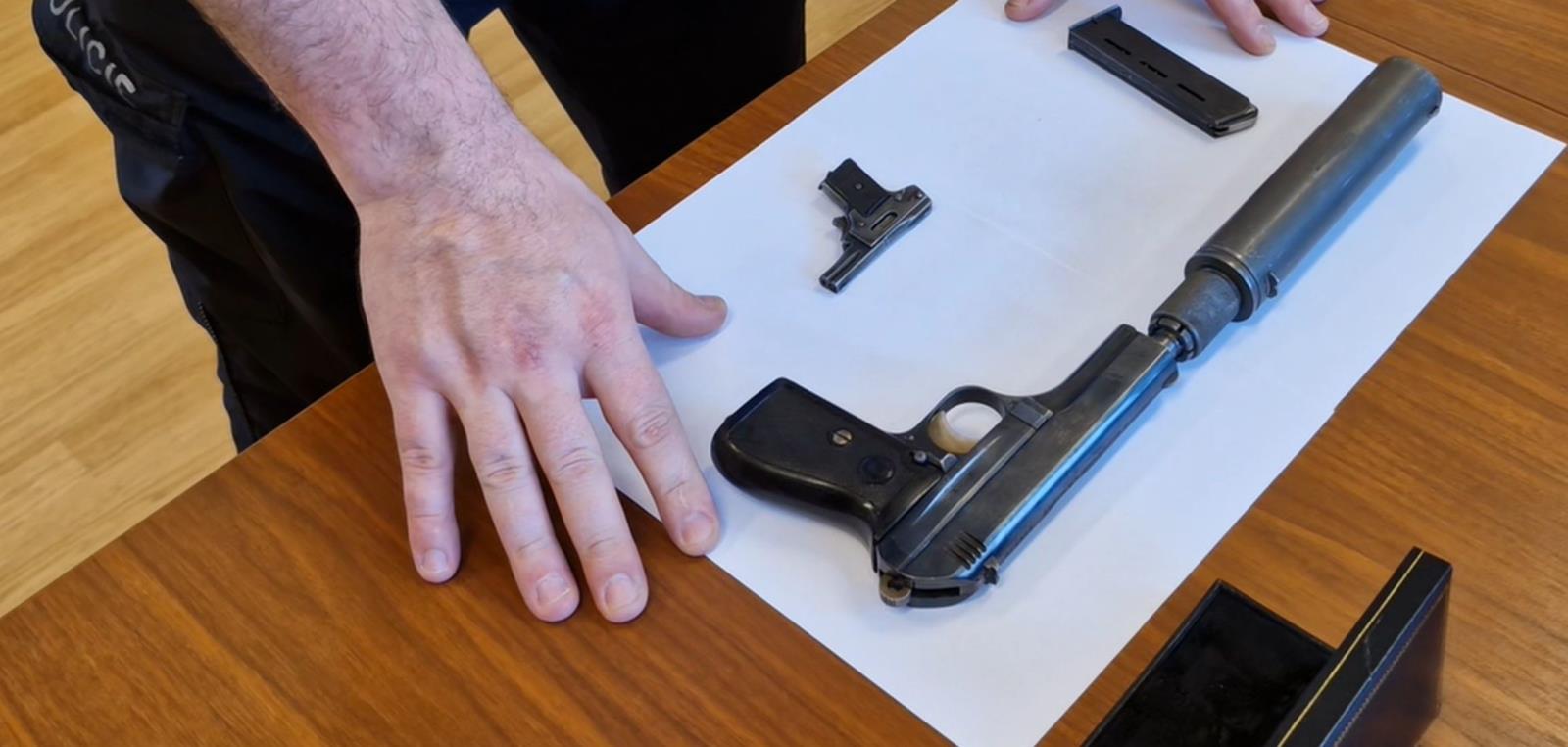 Kolibri a pistole vz. 27 s tlumičem (3).jpg