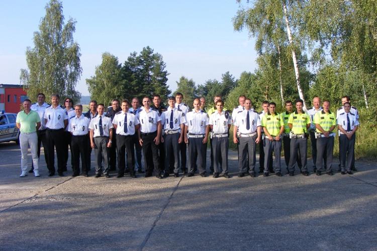 Komise + soutěžící.JPG