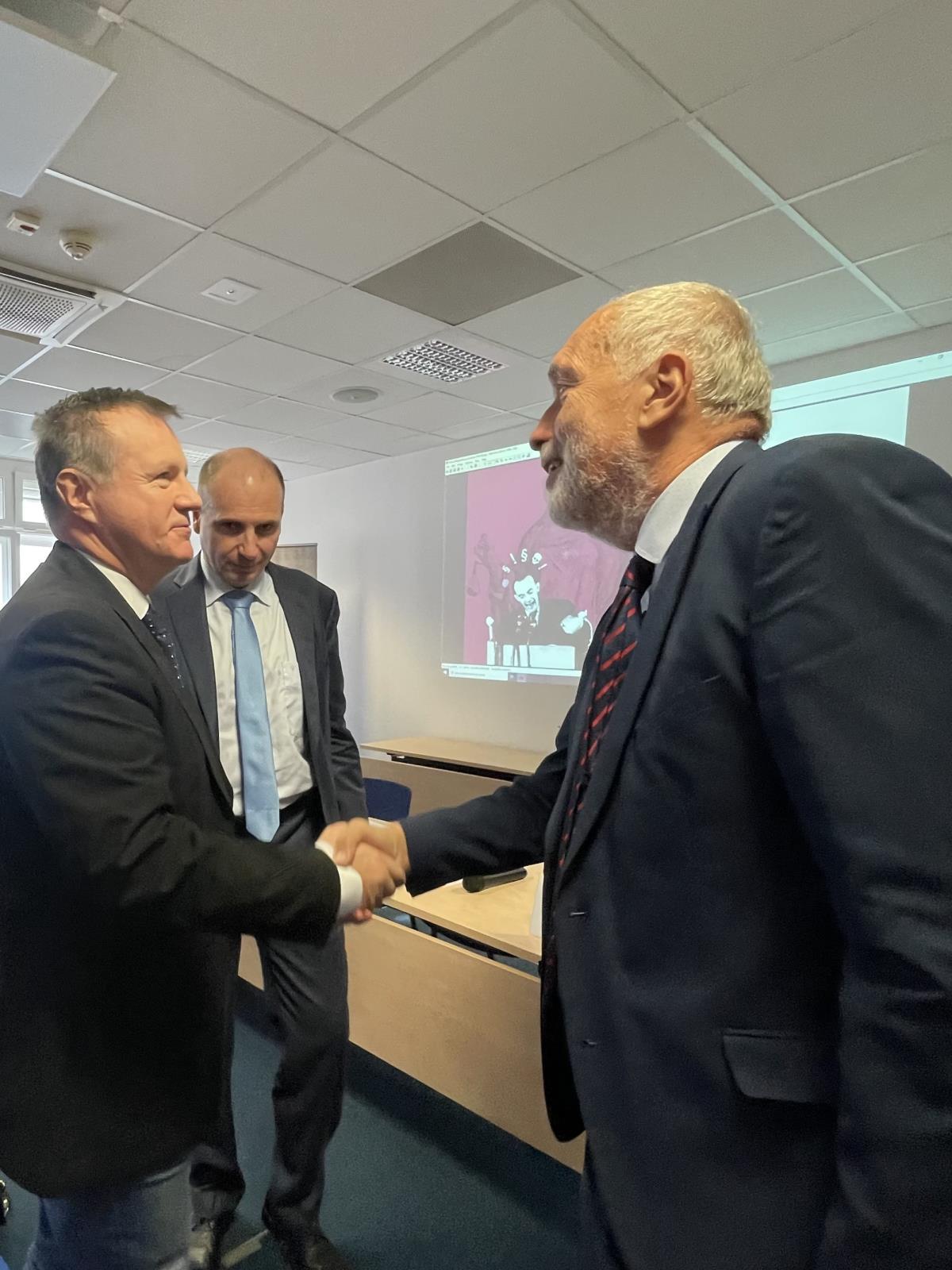 Na snímku zleva JUDr. PhDr. Karel Šimka, Ph.D., LL.M., předseda NSS, JUDr. PhDr. Stanislav Balík, Ph.D., děkan PF ZČ v Plzni a ředitel ÚDV SKPV