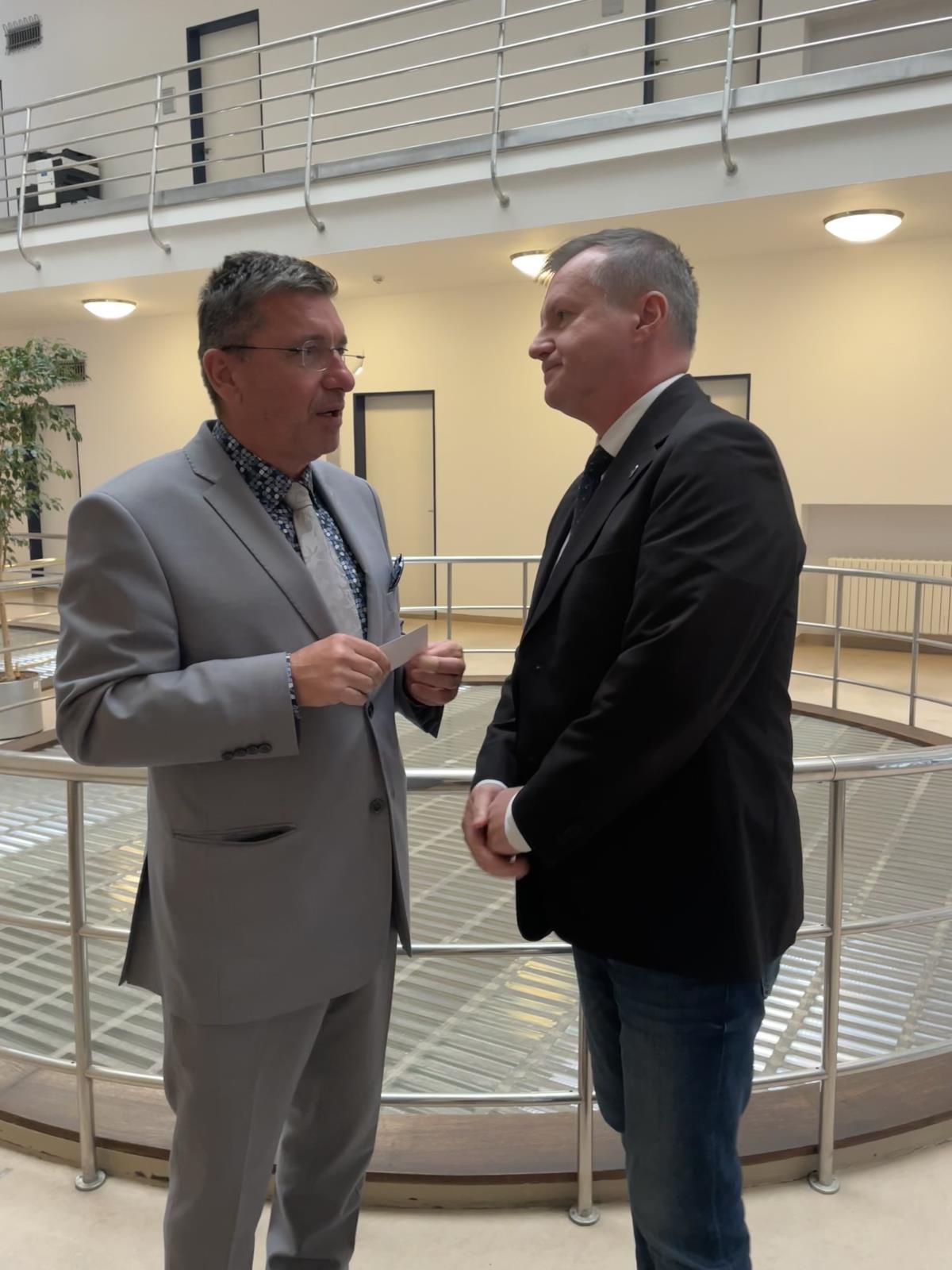 Na snímku ředitel ÚDV SKPV v diskuzi s Ing. Tomášem Goláněm, senátorem a předsedou Ústavně-právního výboru