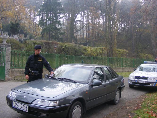 Kontrola na parkovišti u hřbitova v Kladně Dubí