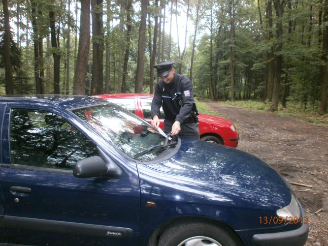 Kontroly vozidel houbařů u lesa