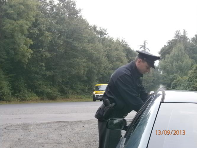 Kontroly vozidel houbařů u lesa