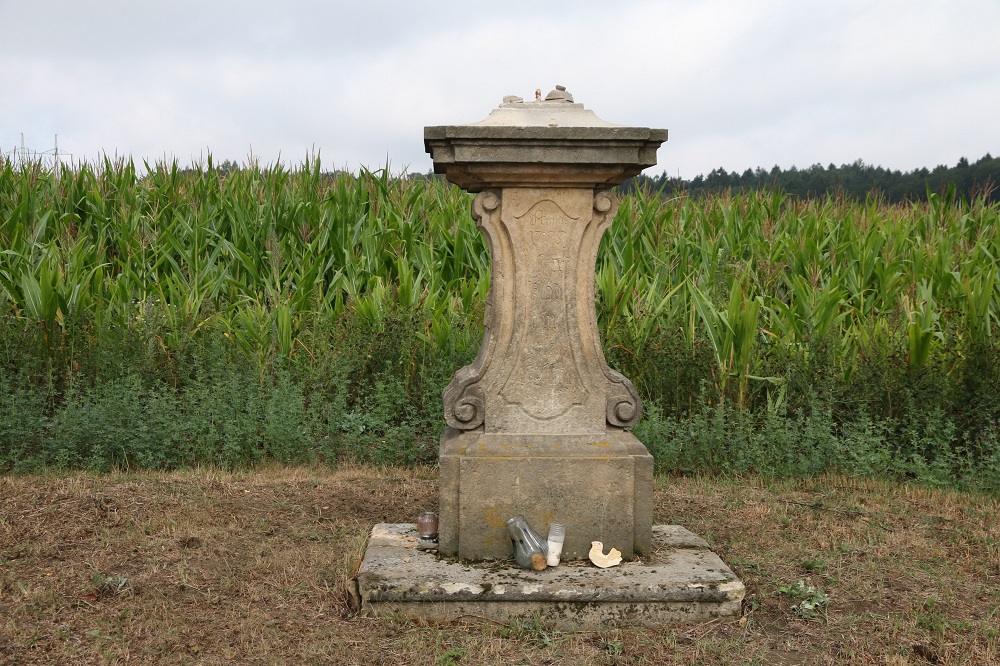 Krádež pískovcové sochy v Červené Třemešné - srpen 2019