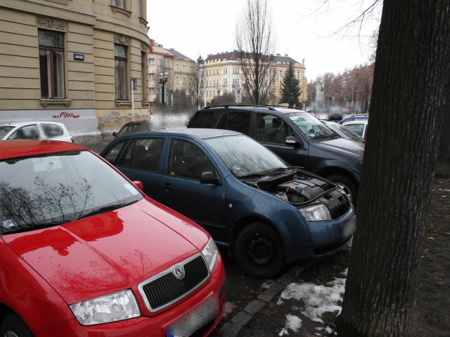 Krádež kapoty z automobilu