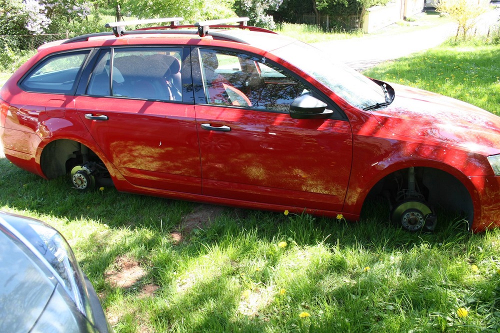 Krádež litých kol v obci Pecka - Kal