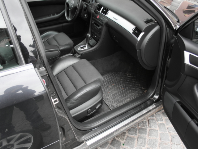 Krádež peněz z auta Audi