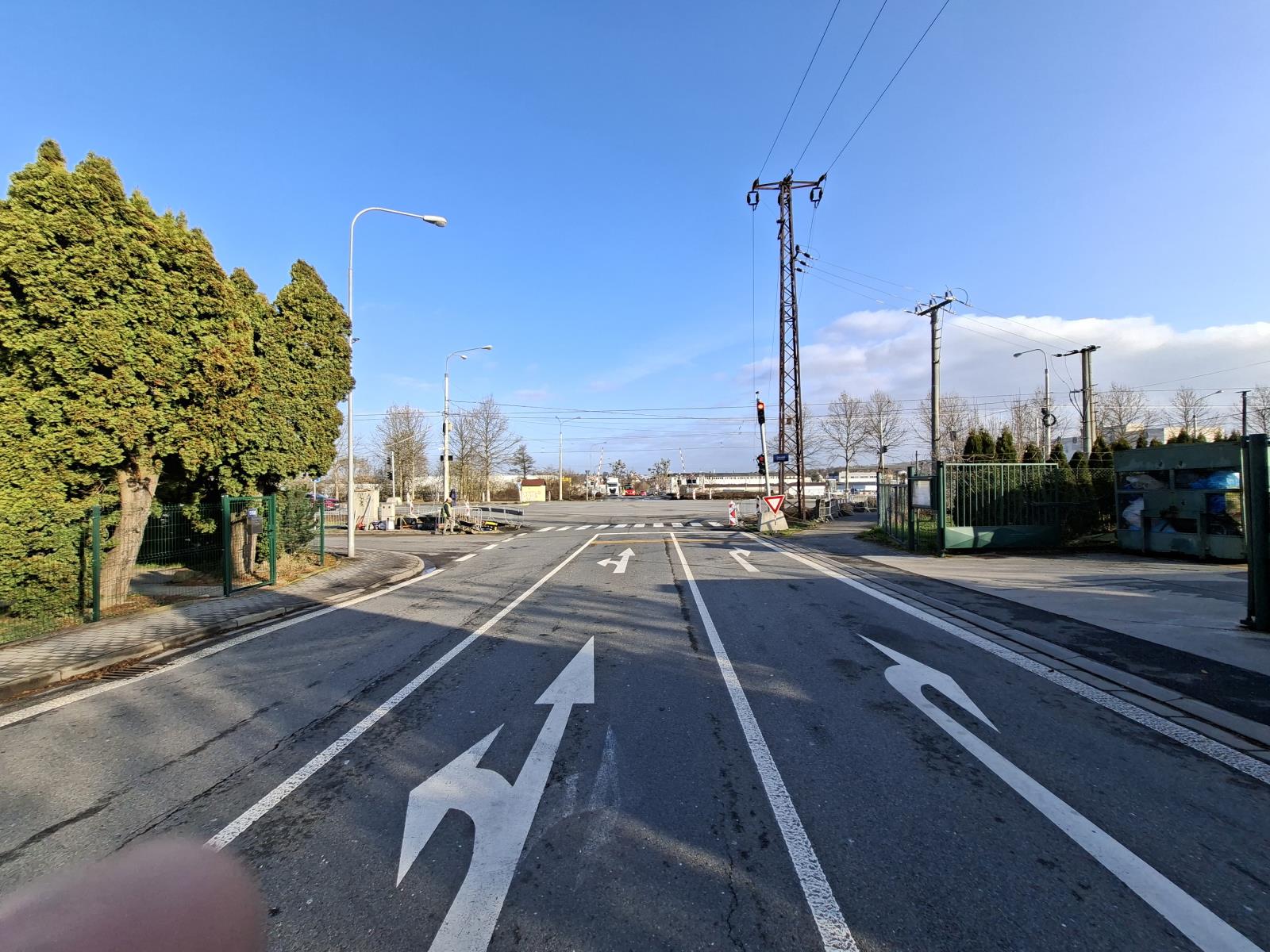 Křižovatka z pohledu řidiče havarovaného vozidla.jpg