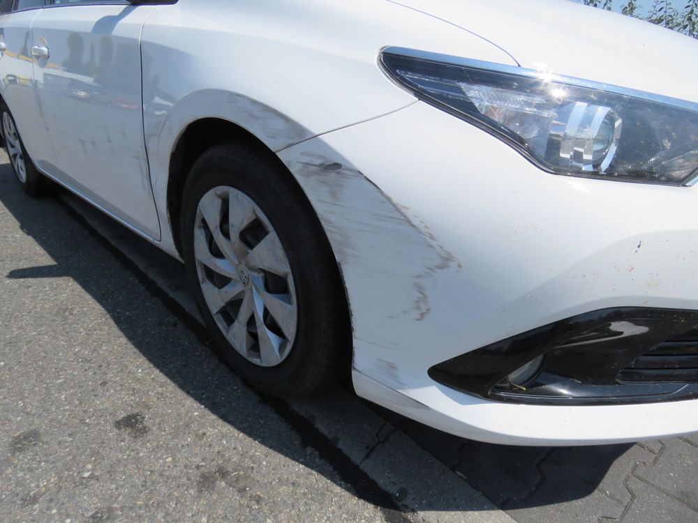 Kýchnutí poslalo auto do svodidel