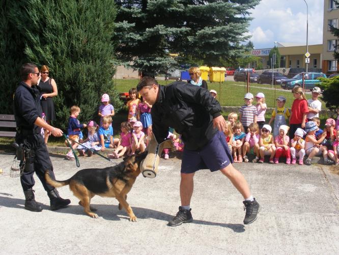 Kynologové navštívili mateřské školy.JPG