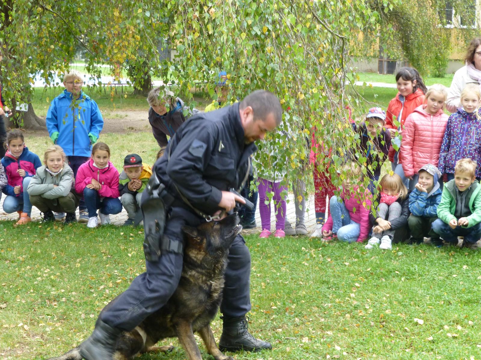Kynologové navštívili žáčky školní družiny