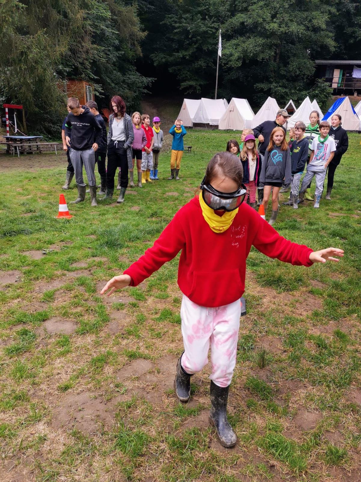 Letní dětský tábor Mladecko - brýle simulující ovlivnění alkoholem