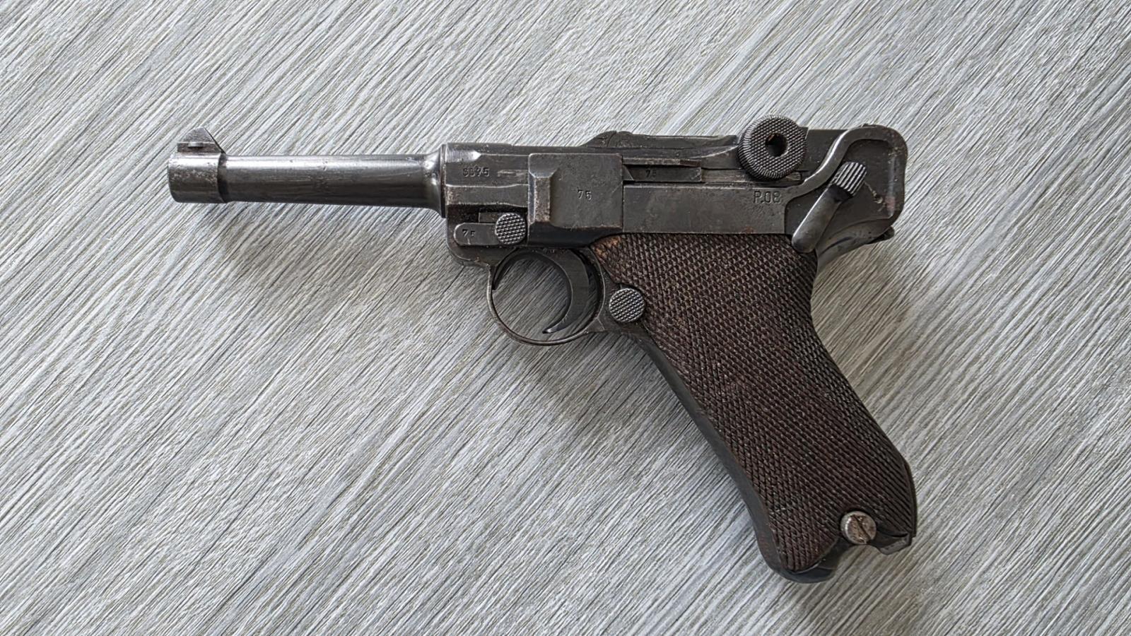 Lounsko - Samonabíjecí pistole německé výroby Mauser, model  P 08.  Ráže 9 mm Luger